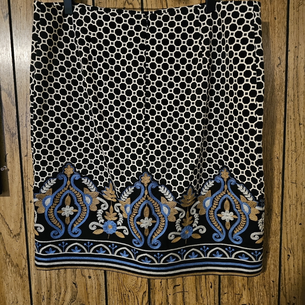 J. Mclaughlin Elegant Embroideredpatterned Pencil… - image 4